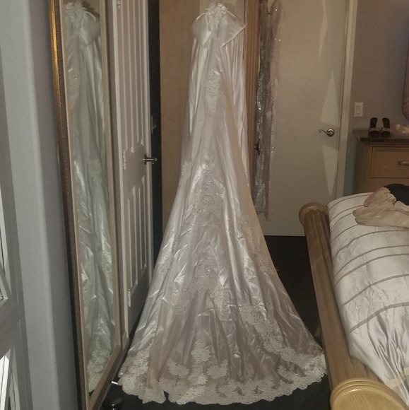 Vintage 80s/90s Wedding Dress with Bussel Train - Picture 9 of 16